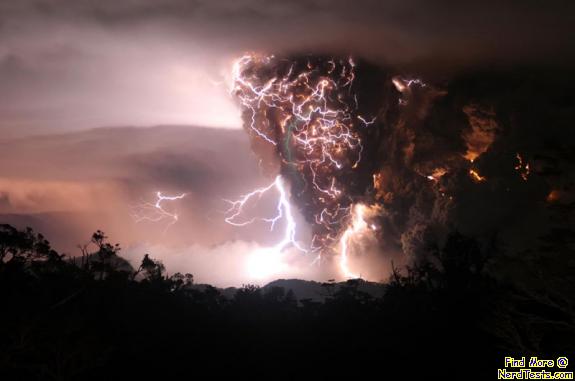 Lightning in volcano cloud